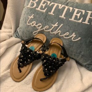 Adorable flat sandals 🌸